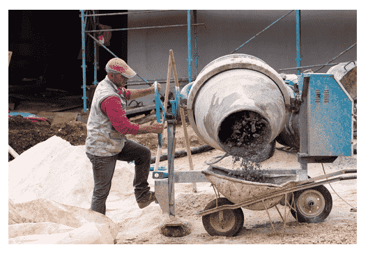 calidad # Cómo reparar una máquina hormigonera que no gira: guía completa paso a paso Las máquinas hormigoneras son fundamentales en cualquier obra, pero como todo equipo mecánico, pueden presentar fallas con el uso. Uno de los problemas más comunes es cuando la hormigonera deja de girar, lo que detiene completamente el trabajo y puede generar pérdidas de tiempo y dinero. En esta guía completa vas a aprender cómo diagnosticar y reparar una hormigonera que no gira, con soluciones prácticas, consejos profesionales y recomendaciones para evitar futuras fallas. --- ## Principales causas por las que una hormigonera no gira Antes de reparar, es clave identificar el origen del problema. Estas son las causas más frecuentes: ### 1. Problemas eléctricos En hormigoneras eléctricas, una falla en la alimentación puede impedir el funcionamiento. * Cable dañado * Enchufe defectuoso * Interruptor roto * Falta de corriente ### 2. Motor dañado o bloqueado El motor puede dejar de funcionar por desgaste, sobrecalentamiento o falta de mantenimiento. ### 3. Correa floja o rota La correa transmite el movimiento del motor al tambor. Si está floja o cortada, la máquina no girará. ### 4. Engranajes desgastados El sistema de transmisión puede fallar si los engranajes están gastados o dañados. ### 5. Tambor bloqueado Restos de hormigón endurecido pueden impedir el movimiento. --- ## Herramientas necesarias para la reparación Antes de comenzar, asegurate de tener: * Llaves inglesas * Destornilladores * Multímetro (para revisar corriente) * Lubricante * Guantes de seguridad --- ## Paso a paso para reparar una hormigonera que no gira ### Paso 1: Verificar la alimentación eléctrica Lo primero es comprobar si la máquina recibe energía. * Conectá otro equipo en el mismo enchufe * Revisá el cableado * Usá un multímetro para medir tensión Si no hay corriente, el problema no es la hormigonera. --- ### Paso 2: Revisar el interruptor El interruptor puede fallar con el uso. * Desarmá la carcasa * Verificá conexiones * Cambialo si está quemado o suelto --- ### Paso 3: Inspeccionar el motor Si el motor no arranca: * Escuchá si hace ruido al encender * Revisá si está caliente * Verificá escobillas (en motores con carbón) Si el motor está quemado, será necesario reemplazarlo. --- ### Paso 4: Revisar la correa Una de las fallas más comunes. * Quitá la tapa de protección * Verificá tensión * Cambiá la correa si está desgastada o rota Una correa floja puede hacer que el motor funcione pero el tambor no gire. --- ### Paso 5: Controlar engranajes * Revisá dientes desgastados * Lubricá correctamente * Sustituí piezas dañadas --- ### Paso 6: Verificar bloqueo del tambor Si el tambor está trabado: * Giralo manualmente (con la máquina apagada) * Eliminá restos de hormigón seco * Lavá con agua a presión si es necesario --- ## Cuándo conviene llamar a un técnico No siempre es recomendable reparar por cuenta propia. Considerá ayuda profesional si: * El motor está quemado * Hay fallas eléctricas complejas * No tenés herramientas adecuadas * La máquina es industrial --- ## Costos aproximados de reparación Los costos pueden variar según el problema: * Cambio de correa: económico * Reparación eléctrica: medio * Cambio de motor: más costoso Muchas veces, reparar es más barato que comprar una hormigonera nueva. --- ## Cómo evitar que una hormigonera deje de girar La prevención es clave para evitar fallas. ### Mantenimiento básico: * Limpiar después de cada uso * No sobrecargar la máquina * Revisar la correa periódicamente * Lubricar partes móviles * Guardar en lugar seco --- ## Errores comunes que dañan la hormigonera Evitar estos errores puede ahorrarte muchos problemas: * Dejar hormigón endurecer dentro del tambor * Sobrecargar la capacidad * Usar la máquina sin mantenimiento * Ignorar ruidos extraños --- ## Consejos profesionales * Hacer mantenimiento cada 30 días en uso frecuente * Usar repuestos originales * Revisar manual del fabricante * No improvisar reparaciones eléctricas --- ## ¿Reparar o reemplazar la hormigonera? Esta es una decisión importante. ### Conviene reparar si: * La falla es simple * La máquina es relativamente nueva * El costo es bajo ### Conviene reemplazar si: * El motor está totalmente dañado * Hay múltiples fallas * Es un equipo muy antiguo --- ## Conclusión Cuando una máquina hormigonera no gira, no siempre significa que está inutilizable. En la mayoría de los casos, el problema tiene solución y puede resolverse con una revisión básica y algo de mantenimiento. Identificar correctamente la causa, actuar con cuidado y mantener la máquina en buen estado son claves para alargar su vida útil y evitar interrupciones en el trabajo. Si aplicás estos consejos, no solo vas a poder reparar tu hormigonera, sino también prevenir futuras fallas y optimizar su rendimiento en cada obra. --- ## Preguntas frecuentes (FAQ) ### ¿Por qué mi hormigonera hace ruido pero no gira? Probablemente sea un problema de correa o engranajes. ### ¿Se puede reparar un motor quemado? En algunos casos sí, pero suele ser más conveniente reemplazarlo. ### ¿Cada cuánto hacer mantenimiento? Depende del uso, pero lo ideal es revisarla al menos una vez al mes. --- Este tipo de contenido no solo te ayuda a resolver problemas, sino que también posiciona tu sitio como una referencia confiable en el mundo de las máquinas hormigoneras.